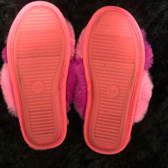 Girls' Brooklyn Crossband Fur Slippers - Cat & Jack™ - Picture 7 of 9